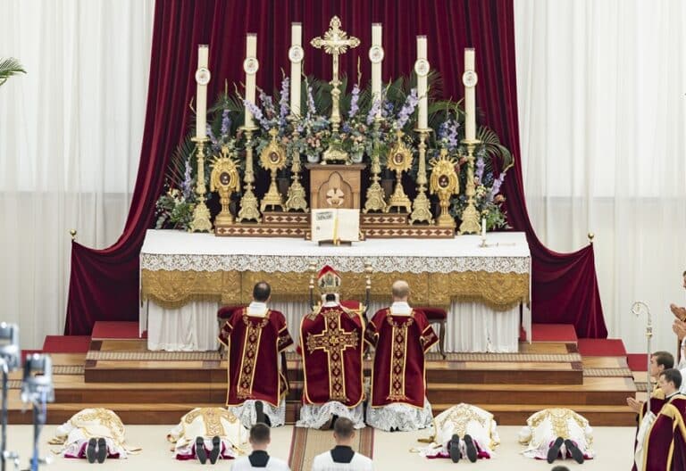 Consagración episcopal ilícita promovida por la Fraternidad de San Pío X en Écône. Foto: Efe.