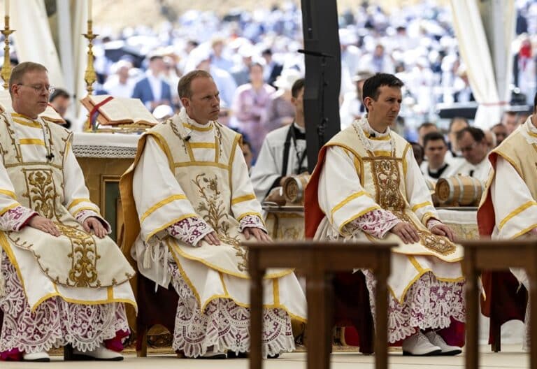 Consagración episcopal ilícita promovida por la Fraternidad de San Pío X en Écône. Foto: Efe.