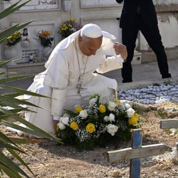 León XIV, en el cementerio de Lampedusa