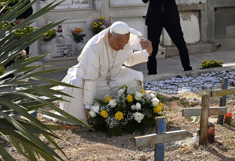 León XIV, en el cementerio de Lampedusa