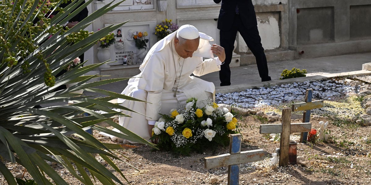 León XIV, en el cementerio de Lampedusa