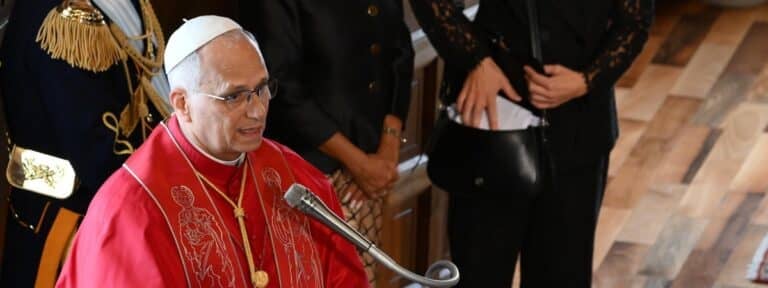 El Papa inicia su visita a San Marino reivindicando la libertad de conciencia, la diplomacia y el