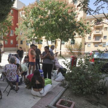 El miedo a los terremotos en Granada convierte las pistas salesianos en un campamento improvisado