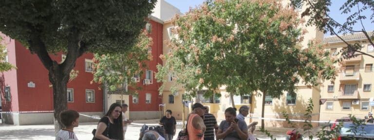 El miedo a los terremotos en Granada convierte las pistas salesianos en un campamento improvisado