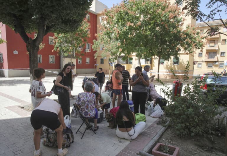 El miedo a los terremotos en Granada convierte las pistas salesianos en un campamento improvisado