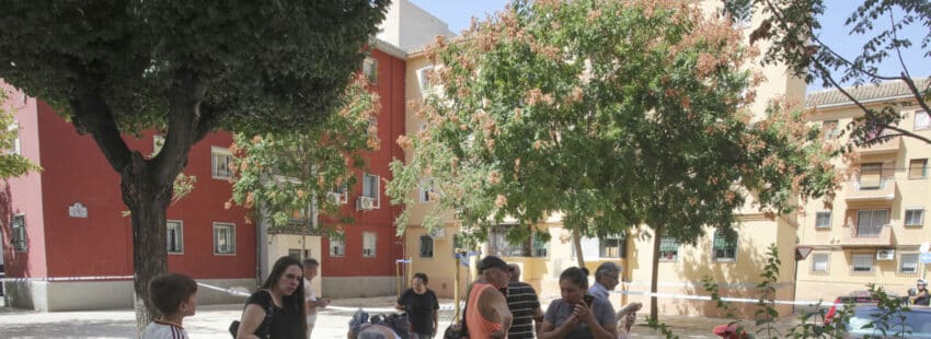 El miedo a los terremotos en Granada convierte las pistas salesianos en un campamento improvisado