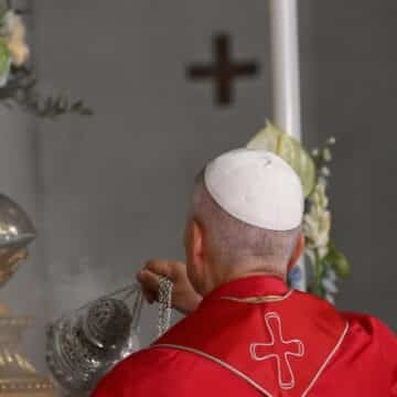 León XIV reivindica la “magnífica humanitas” de las pequeñas comunidades en la basílica de