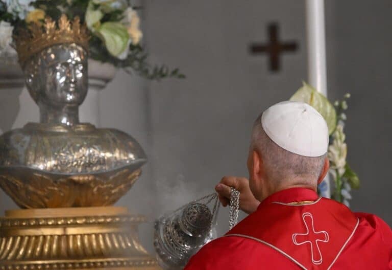León XIV reivindica la “magnífica humanitas” de las pequeñas comunidades en la basílica de