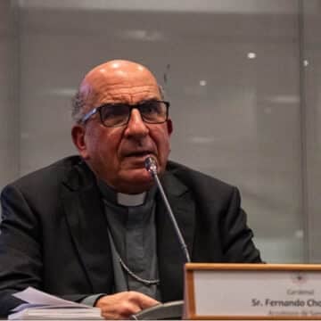 El cardenal chileno presenta Magnifica Humanitas al sector político