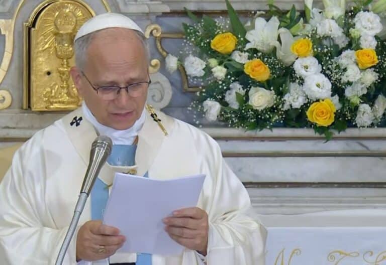León XIV advierte contra los “cánones estéticos” consumistas en la misa de la Asunción