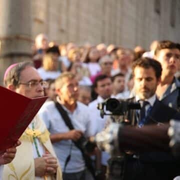 Saiz Meneses ante la Virgen de los Reyes: “Las personas no pueden ser utilizadas como arma de