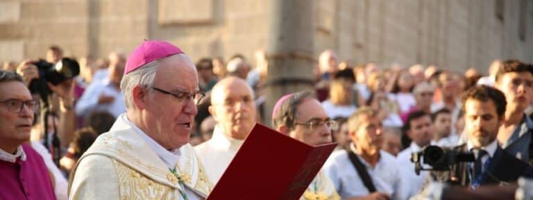 Saiz Meneses ante la Virgen de los Reyes: “Las personas no pueden ser utilizadas como arma de