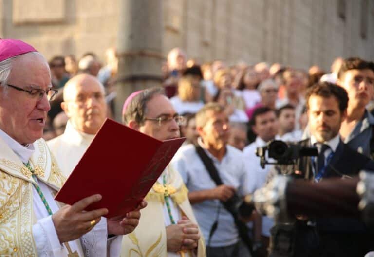 Saiz Meneses ante la Virgen de los Reyes: “Las personas no pueden ser utilizadas como arma de