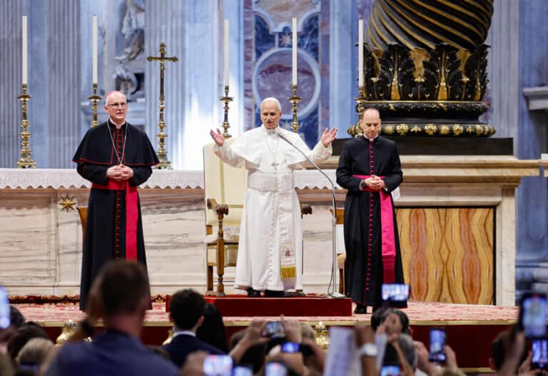 León XIV en la audiencia general en la basílica de San Pedro