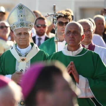 El Papa abraza a los enfermos en la catedral y celebra la “autoridad como servicio” en una