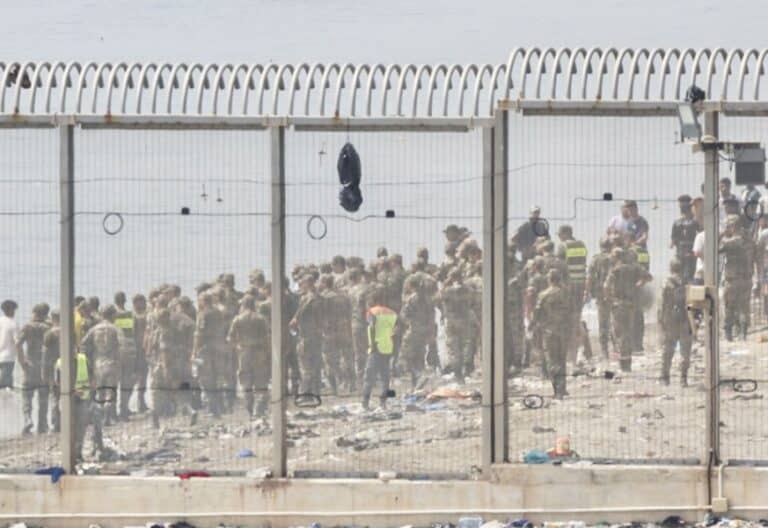 Policías de Marruecos retienen a migrantes en la frontera con Ceuta. Foto: Efe