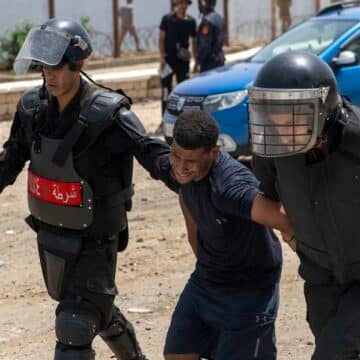 Dos policías marroquíes arrestan a un joven en Castillejos. Foto: Efe