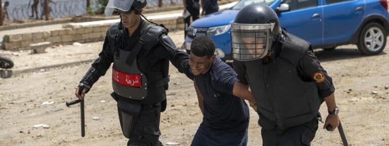 Dos policías marroquíes arrestan a un joven en Castillejos. Foto: Efe