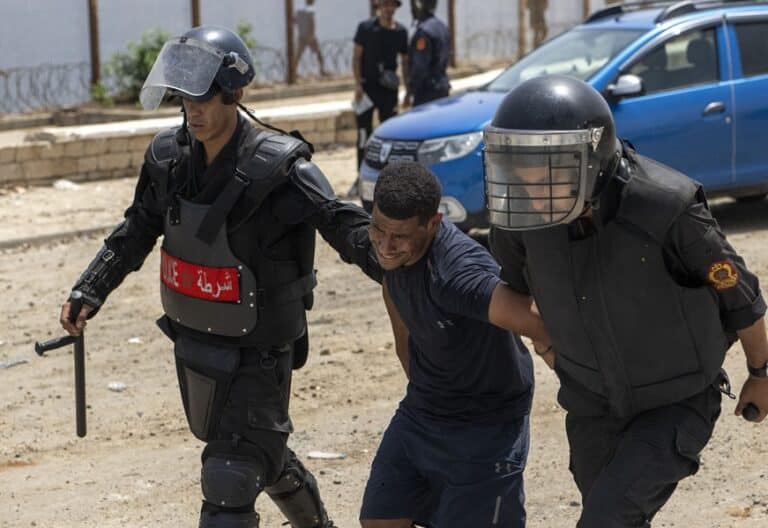 Dos policías marroquíes arrestan a un joven en Castillejos. Foto: Efe