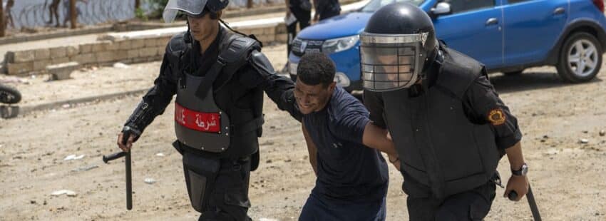 Dos policías marroquíes arrestan a un joven en Castillejos. Foto: Efe