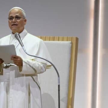 León XIV contrapone en el Meeting de Rímini el “realismo de la misericordia” al “falso