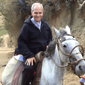 Cardenal Prevost a caballo