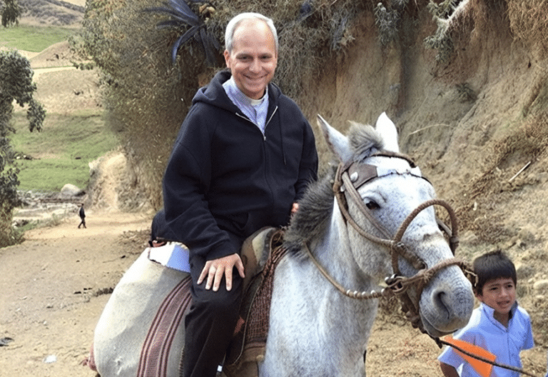 Cardenal Prevost a caballo