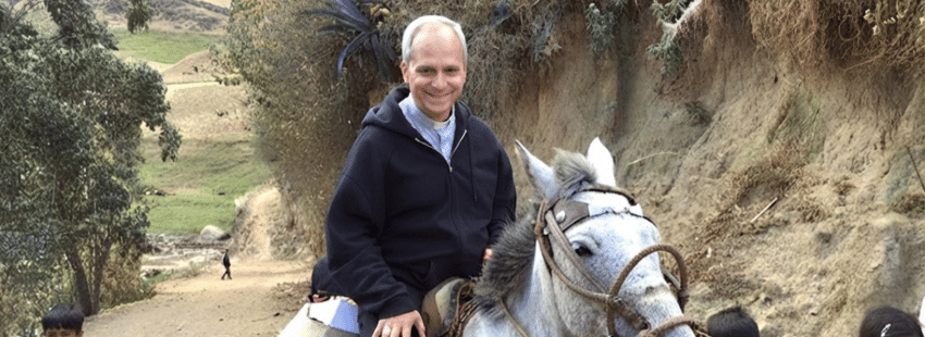 Cardenal Prevost a caballo