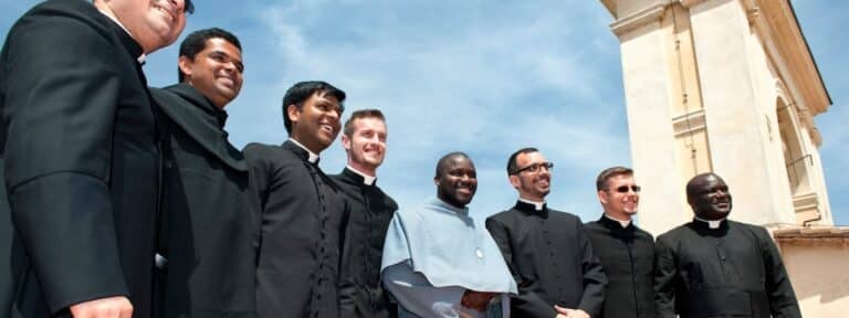 sacerdotes fundación carf