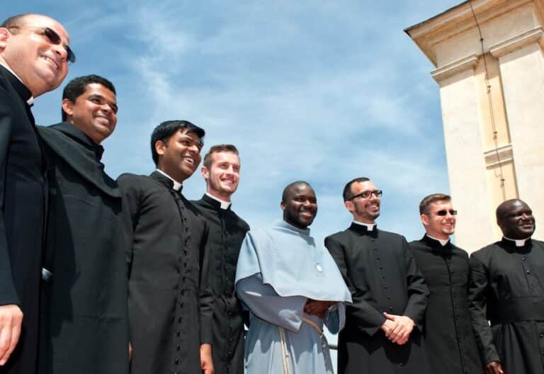 sacerdotes fundación carf