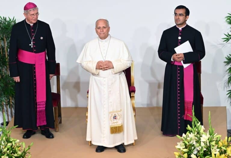 Frente al “pesimismo estéril”, León XIV llama en Francia a ser una Iglesia “en estado de
