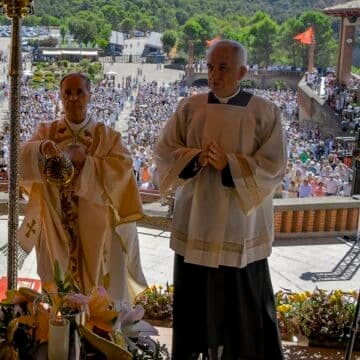 Alejandro Arellano preside la misa de las familias en Torreciudad. Foto: Torreciudad