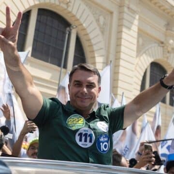 Flávio Bolsonaro en un mitin