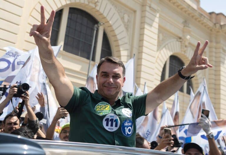 Flávio Bolsonaro en un mitin