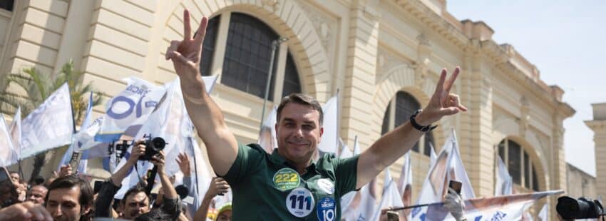 Flávio Bolsonaro en un mitin