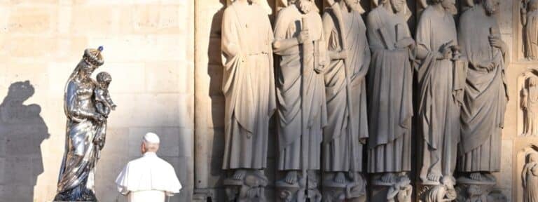 León XIV, en la catedral de Notre-Dame. Foto: Efe