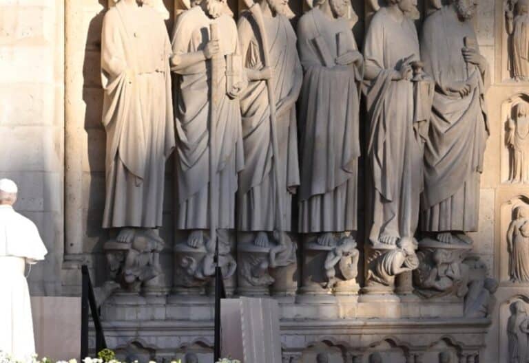 León XIV, en la catedral de Notre-Dame. Foto: Efe
