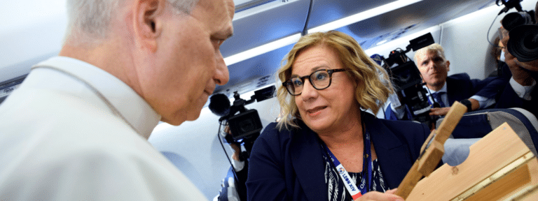 León XIV, con la periodista Eva Fernández. Foto: Efe