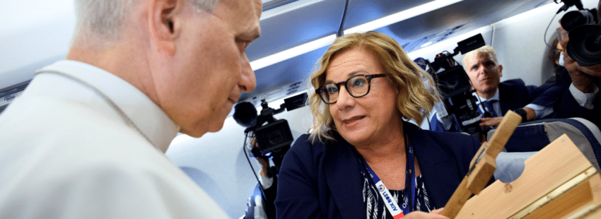 León XIV, con la periodista Eva Fernández. Foto: Efe
