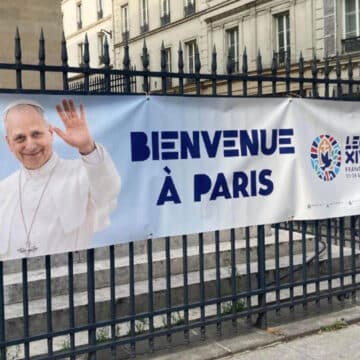 Pancarta dando la bienvenida a León XIV, en una iglesia de París