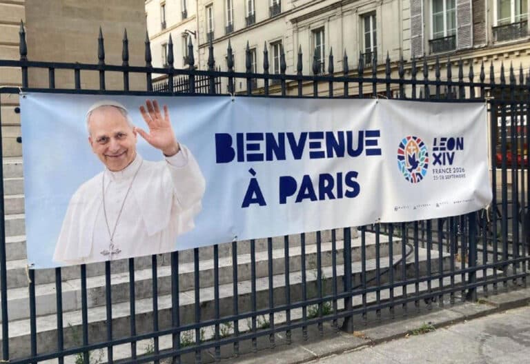Pancarta dando la bienvenida a León XIV, en una iglesia de París