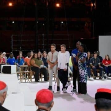 León XIV preside la Vigilia de Oración en el Stade de France, en Saint-Denis, a las afueras de