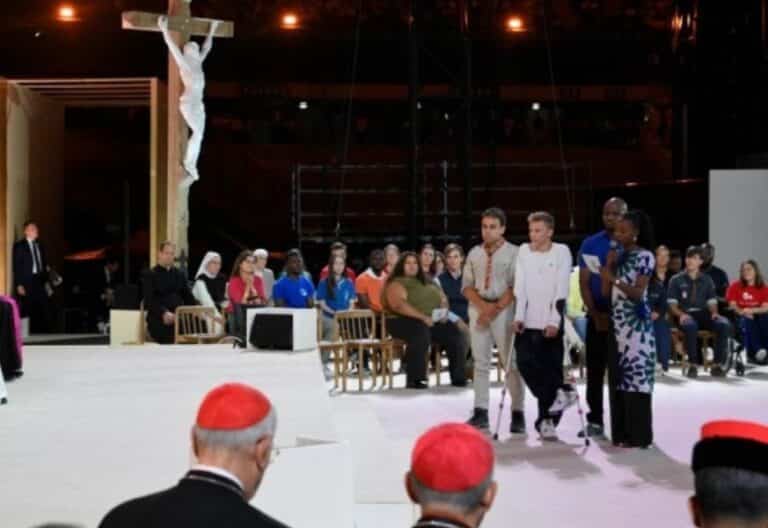 León XIV preside la Vigilia de Oración en el Stade de France, en Saint-Denis, a las afueras de