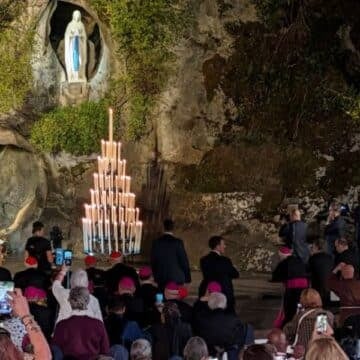 León XIV en la gruta de Lourdes