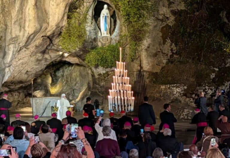 León XIV en la gruta de Lourdes
