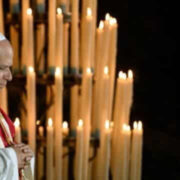 León XIV en la procesión de las antorchas de Lourdes