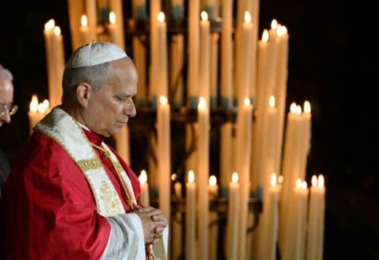 León XIV en la procesión de las antorchas de Lourdes