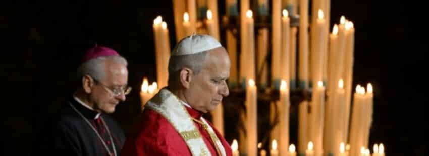 León XIV en la procesión de las antorchas de Lourdes