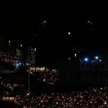 León XIV en la procesión de las antorchas de Lourdes