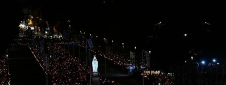 León XIV en la procesión de las antorchas de Lourdes
